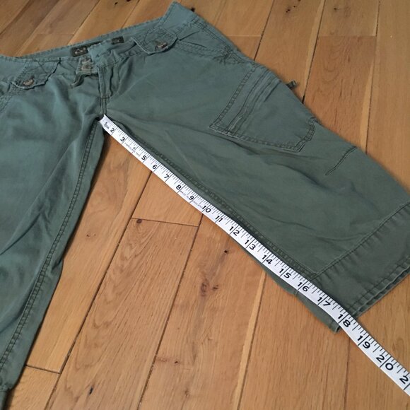 Vintage Y2K Low-Rise Army Green Utility Cargo Capris Shorts - Picture 14 of 15
